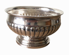 6.5" WIDE, VINERS SILVER-PLATED CIRCULAR SWEET/POT POURRI DISH c/w SEMENTED SIDE