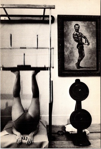 Bodybuilder woman leg - leg, press