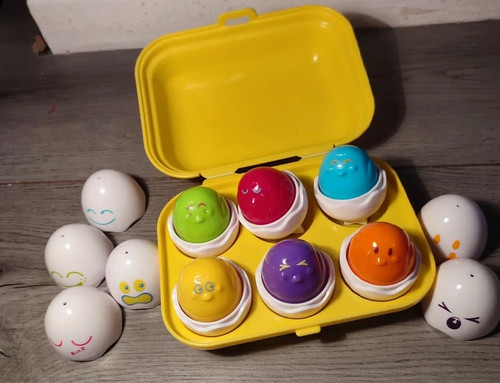 Tomy toomies hide and - hide, squeak