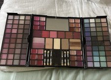 The Colour Institute Palette Eye Shadows/blushers New On A Stand