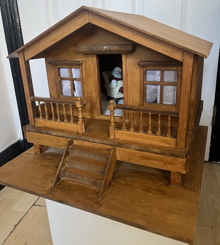 Vintage dolls house - dolls, room