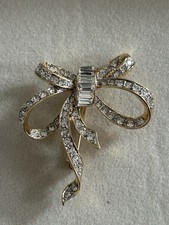 Ciro Bow Broach. Gold Tone