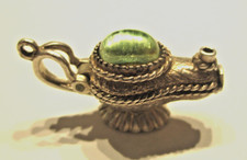 SILVER VINTAGE BRACELET CHARM ALADDIN LAMP  GLASS STONE OPENS REVEALS GENIE
