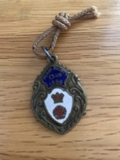 DERBY RACECOURSE MEMBERS BADGE  1899 ( GENTS )