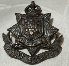 WW1 ERA EAST SURREY REGIMENT MILITARY BRONZE OFFICERS CAP BADGE K/C 2 LUGS