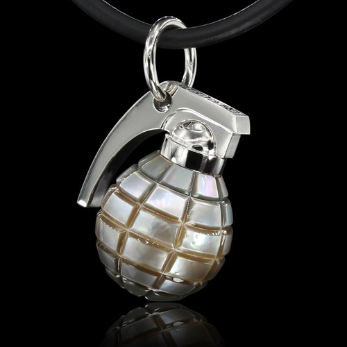 Grenade hand carve tahitian - grenade,