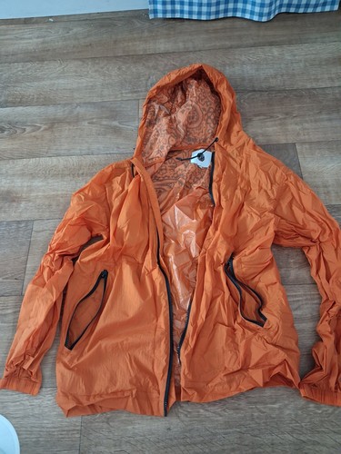 Pretty green men - pretty, orange