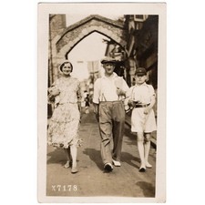 BROADSTAIRS Kent Holiday Makers in Harbour Street RP Postcard, Unused