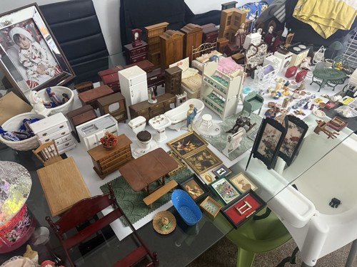 Huge 200 piece doll house - 200+,
