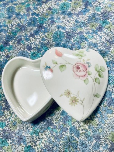 Wedgwood rosehip heart shaped - rosehip, heart-shaped