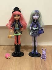 Monster High Twyla & Howleen Wolf Doll’s Including Bag’s, Pet’s & Stand’s