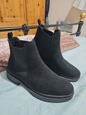 Chelsea Boot. Black. Size 5