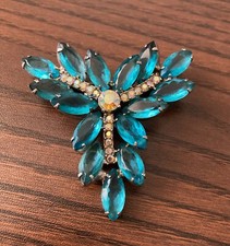Vintage D&E Juliana Aqua Blue Glass Aurora Borealis 60s Brooch Pin