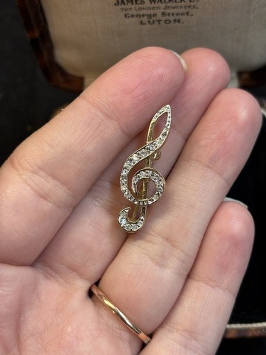 Vintage gold tone treble clef - tone,