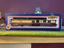 BACHMANN 00 GAUGE 34-450 63' THOMPSON 2ND BRAKE COACH/CRIMSON CREAM B.R.