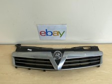 Vauxhall astra MK5 07-10 Front grille black chrome 13225788 13225789 (BROKEN)