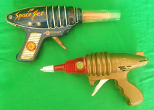 2 Rayguns KO 1950 Space Super
