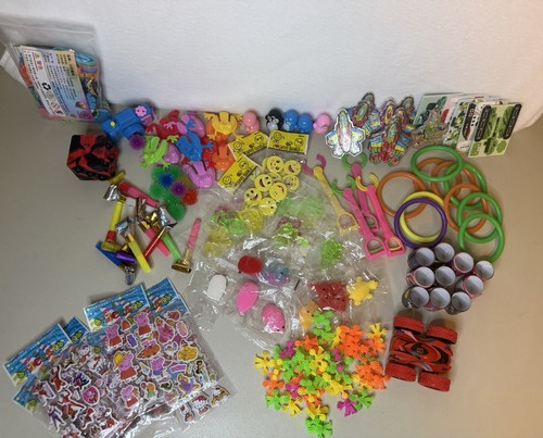Lot random small toy prizes - random,