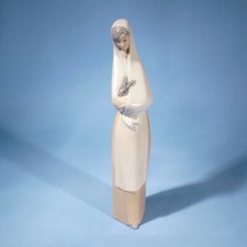 Nao Lladro * Lady Holding A