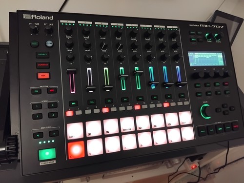 Roland 707 groovebox - mc-707,