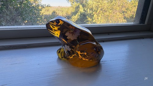Fenton glass frog rare - glass, amber