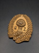 NEW ZEALAND WOMEN'S LAND SERVICE CAP BADGE IN BRASS. ANTIQUE ARMY MILITARY 