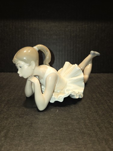 Nao lladro 00149 - by, pensive
