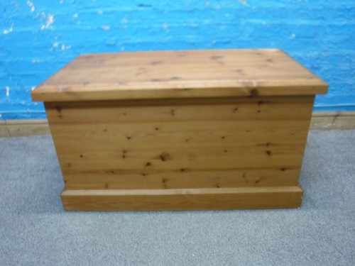 Large solid wood trunk - large, /