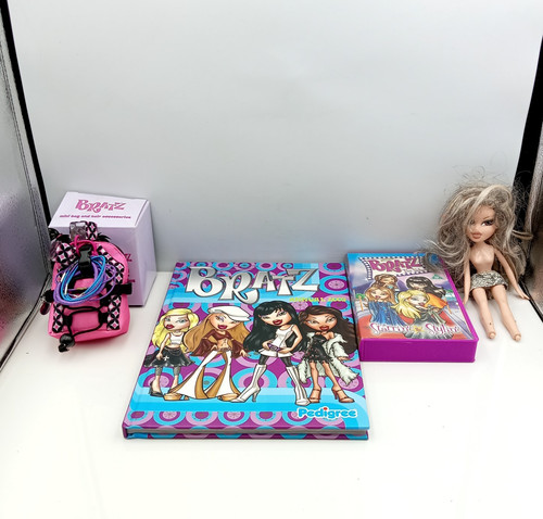 Bratz dolls bundle annual - dolls, 2005