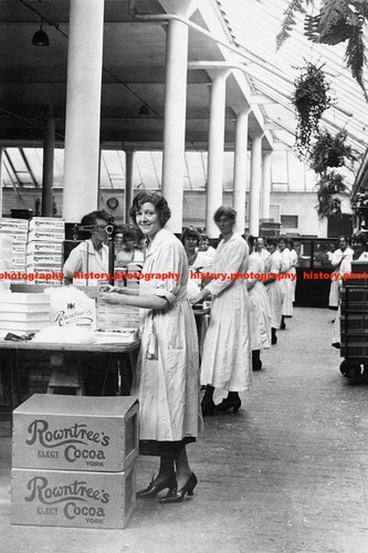 F015472 female workers - f015472,