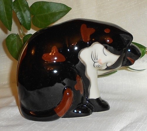 Quail pottery cat washing - pottery,