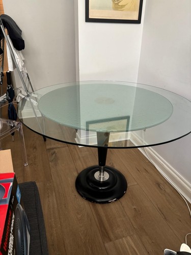 Circular glass table - circular, top