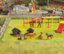 Dog set with huts OO/HO Gauge