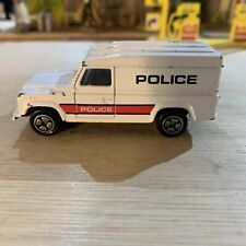 CORGI LAND ROVER 110 DEFENDER POLICE WHITE 1:64  DIE-CAST - Used
