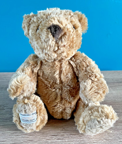 Seated teddy bear - &,