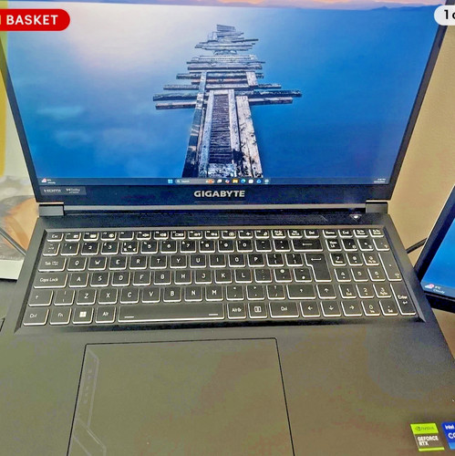 Gigabyte laptop - kf,
