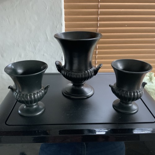 Wedgewood urns black - urns,
