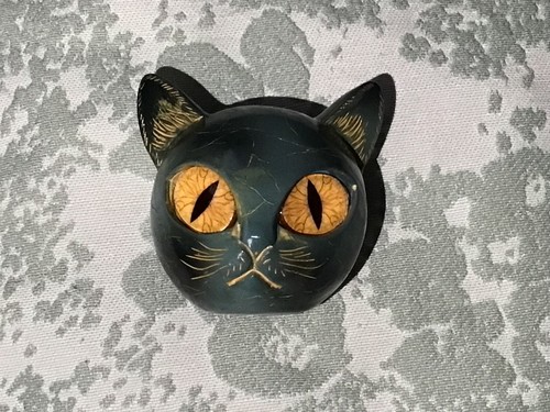 Resin large eyed cats - resin,
