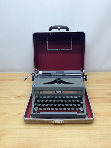 Vintage 1940s royal - 1940s, quiet