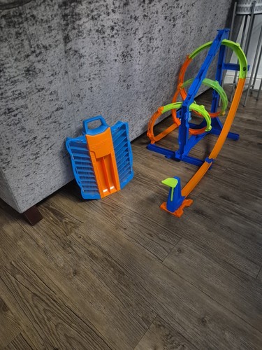 Hot wheels track and - wheels,