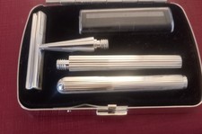 MAN'S MAZE TRAVEL SHAVING KIT