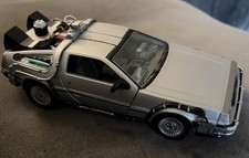 BACK TO THE FUTURE II DELOREAN