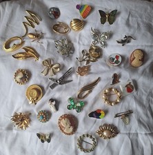Job lot, 32 VTG Brooches/Scarf from different eras. Most in excellent condition 