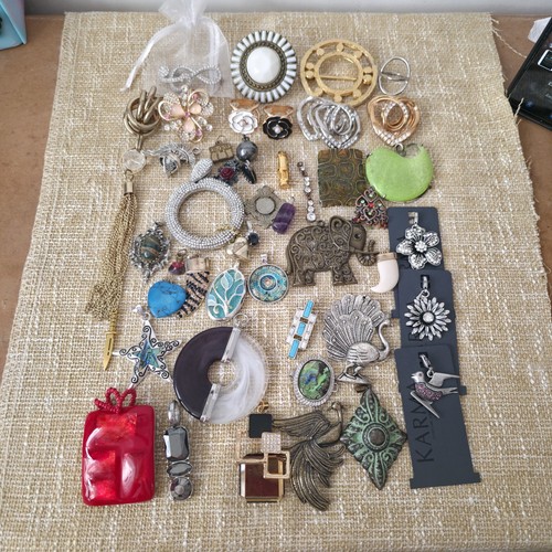 Assorted jewellery pendants - assorted,