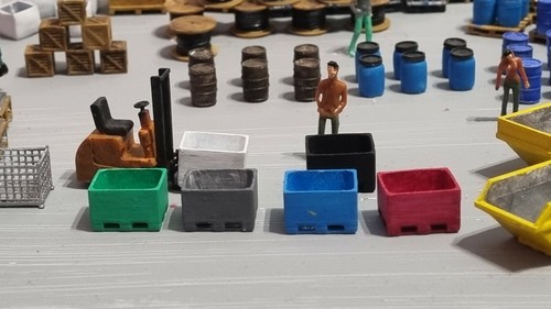 Six plastic pallet - plastic, boxes