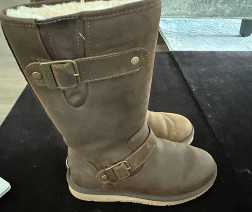 Ugg sutter suede motto boot - sutter,