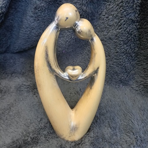 Unusual pretty statue couple - pretty,