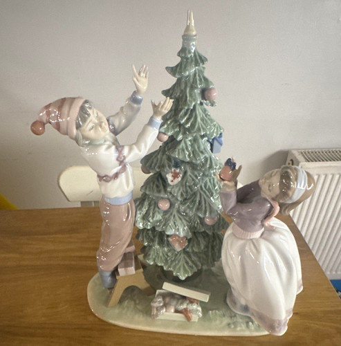 Lladro trimming the tree - lladro, tree’