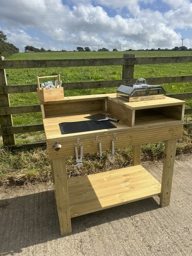 Outdoor pizza oven - , table