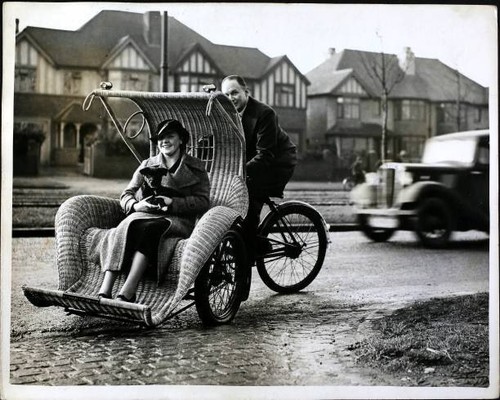 The rickshaw tricycle - tricycle, arrives